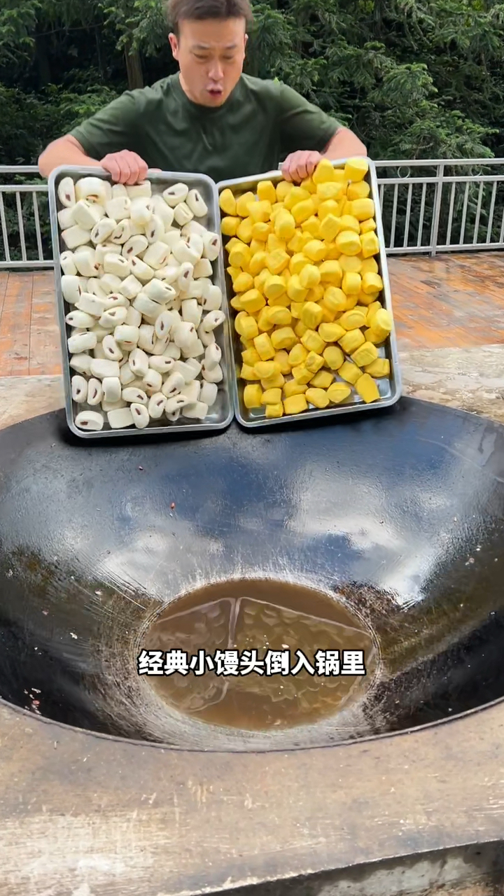 大锅菜加辣条,这日子就是过得火辣辣