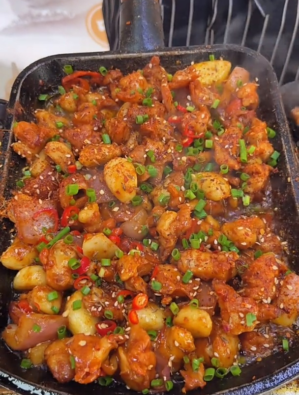 铁板鸡脆骨,麻辣鲜香,蔬菜、海鲜、肉类都可以做