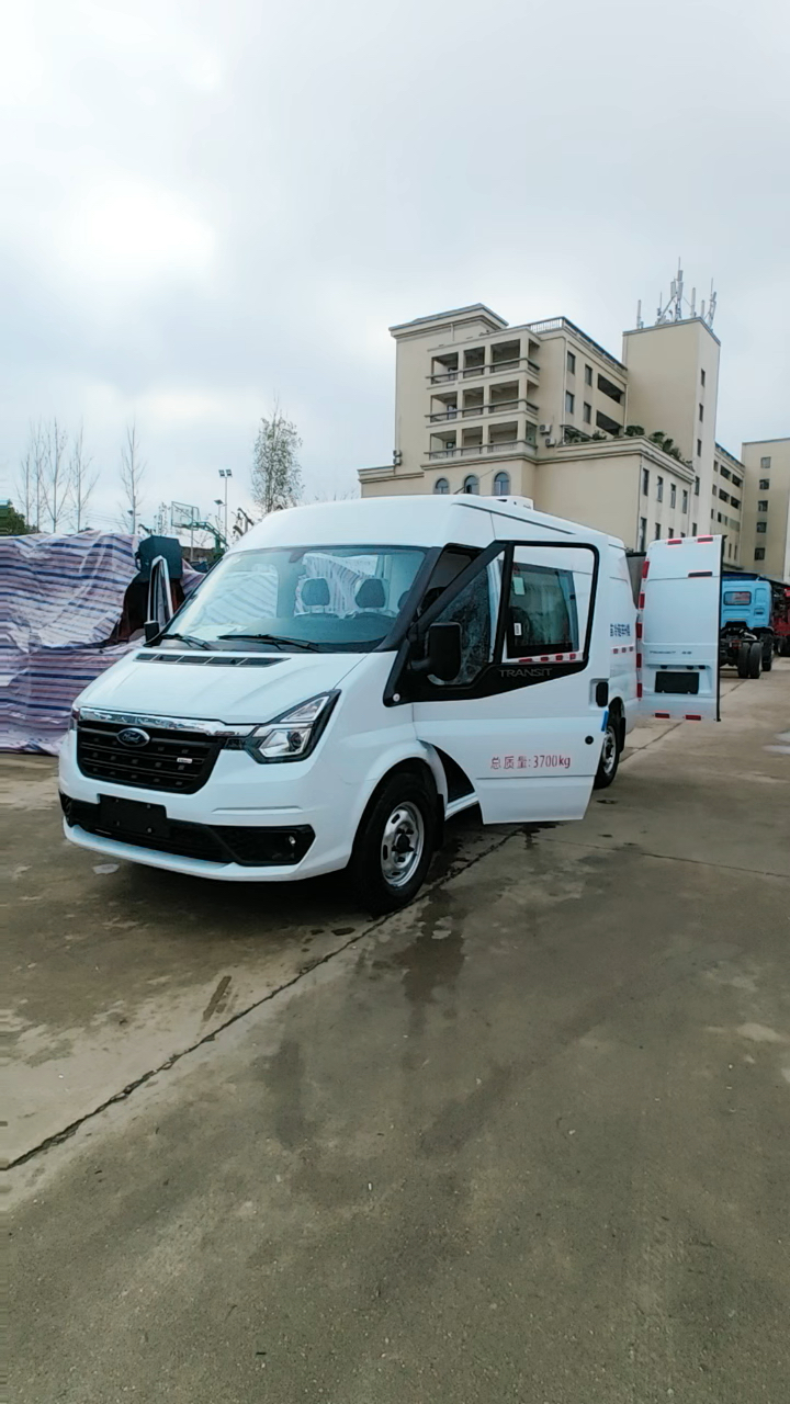 江铃福特新世代疫苗药品面包冷藏车,双排座,可乘载5人。
