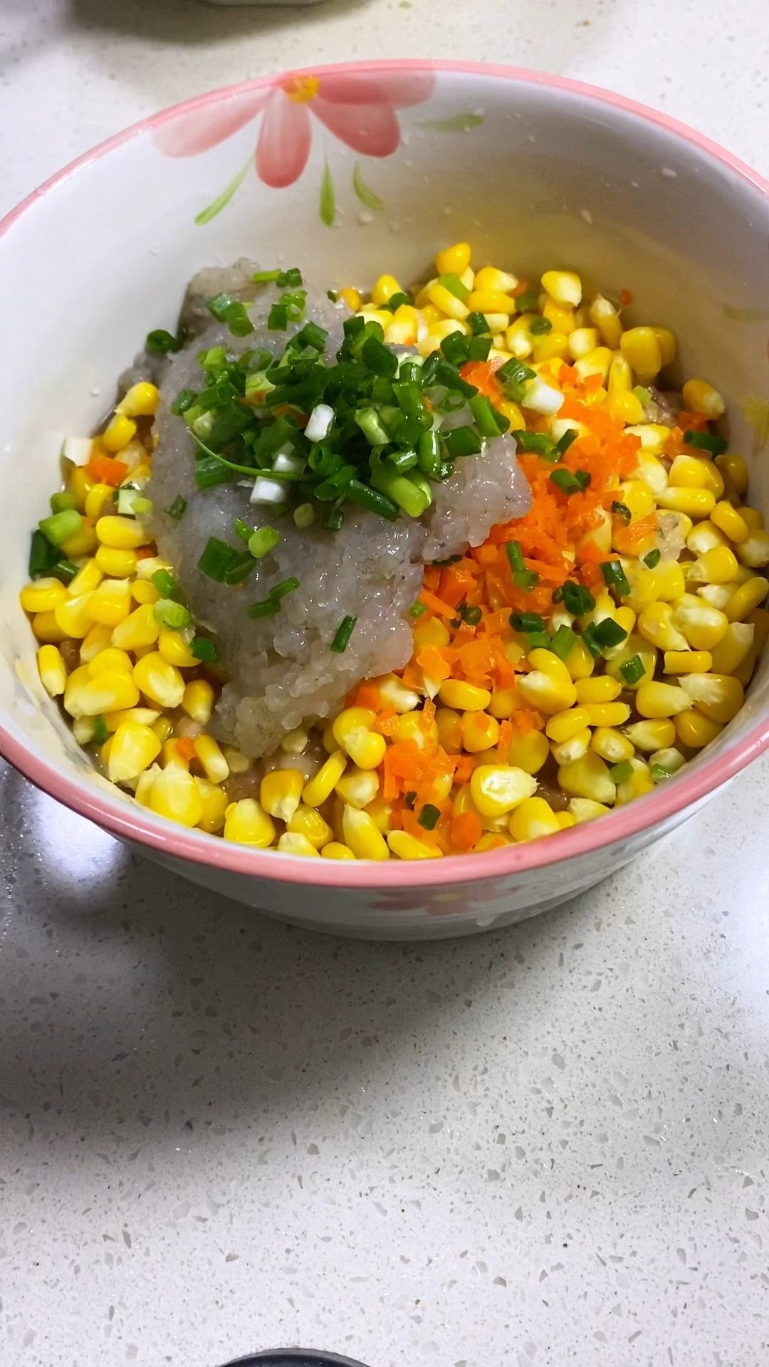 今天有时间给孩子们包点饺子吃,做了一些虾仁玉米鲜肉馅和芹菜馅