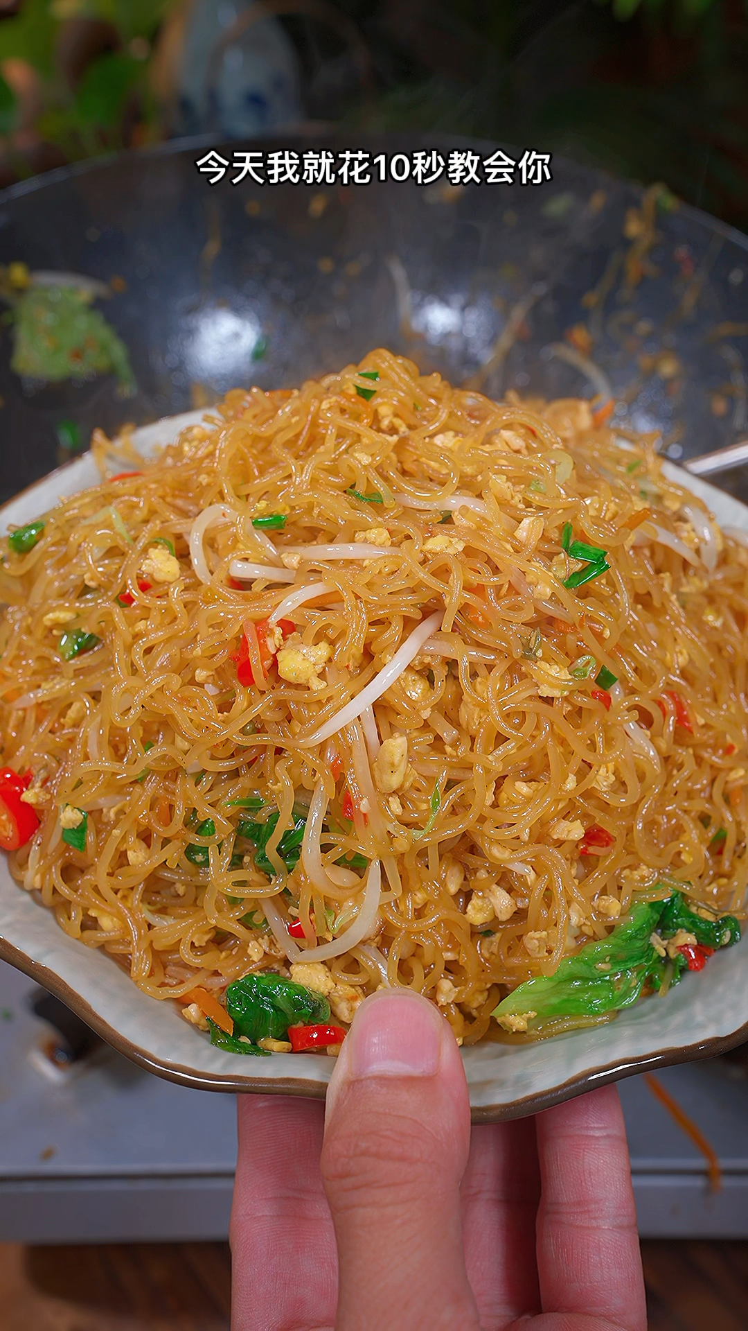 在我们广东很多人都喜欢吃炒米粉,其实自己在家做一点也不难的