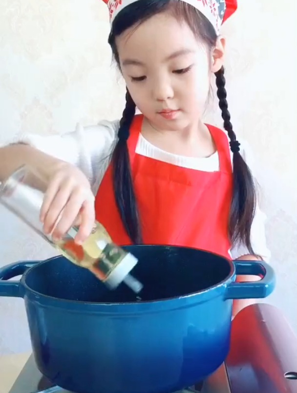 做碗热汤。我用了番茄、番茄酱、土豆、圆白菜,你们慢慢看