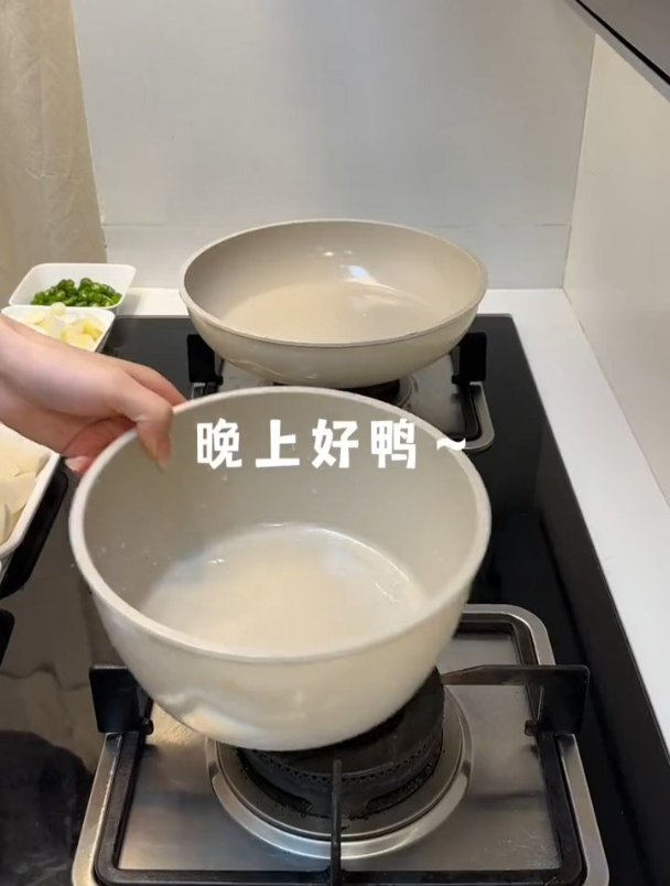 今日菜单:牛肉丸萝卜汤 嫩南瓜烧兔丁 肉末豇豆 抱蛋豆腐