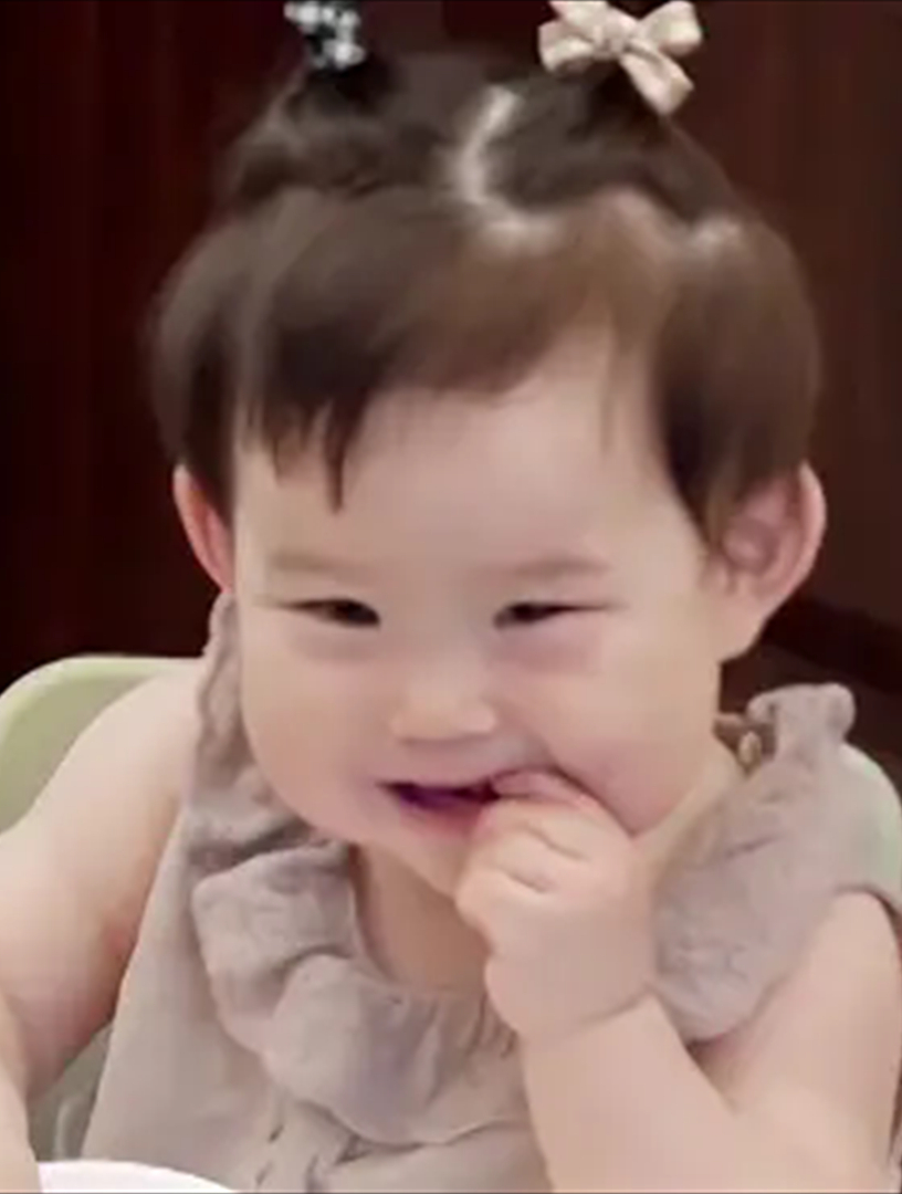 严屹宽吃饭,肉肉坐餐椅里逗爸妈玩,眉毛一挑超萌丨我家小两口