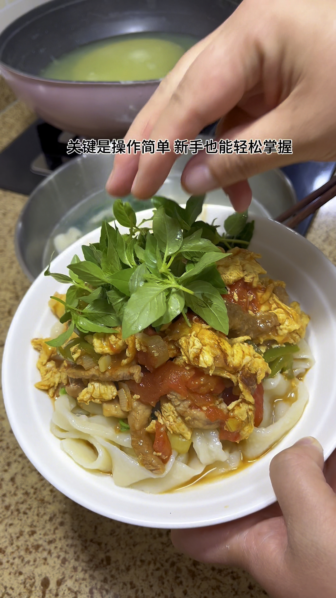夏天像我这样做一碗水扯面条吧!爽滑劲道,简单好做又好吃。