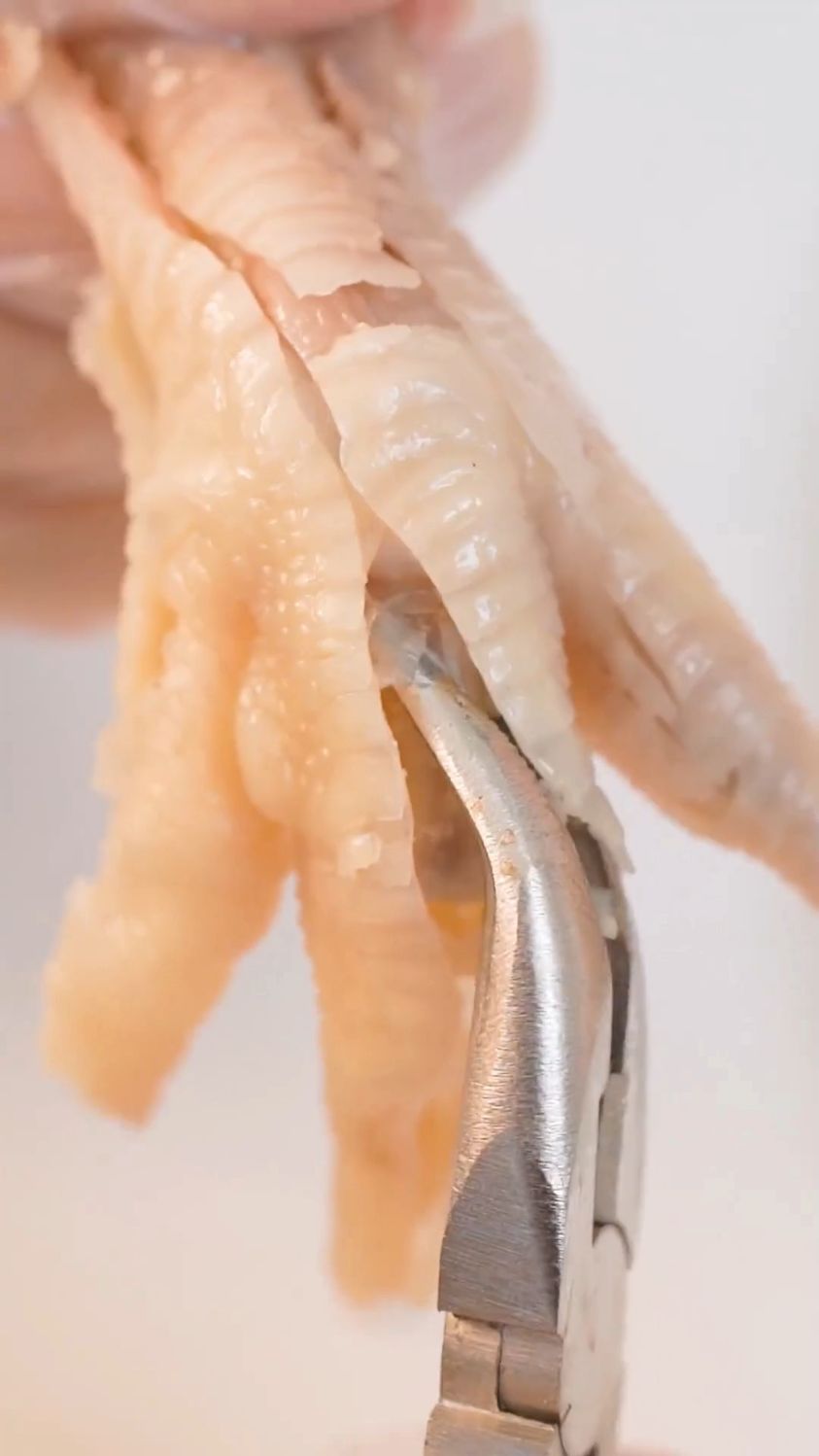 原来无骨鸡爪是这样脱骨的