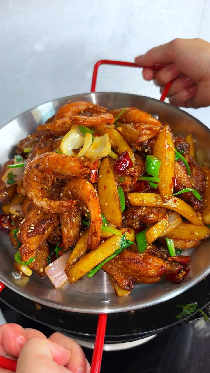 这个干锅土豆鸡翅虾真的巨好吃,外酥里嫩香辣入味,好吃到舔手指