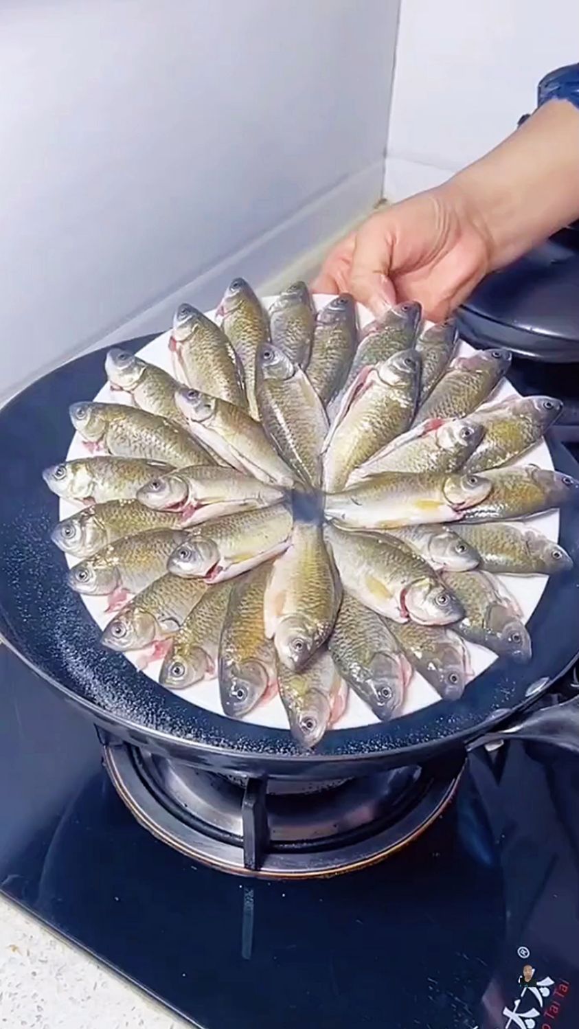 煎小鱼有妙招,锅里撒点盐
