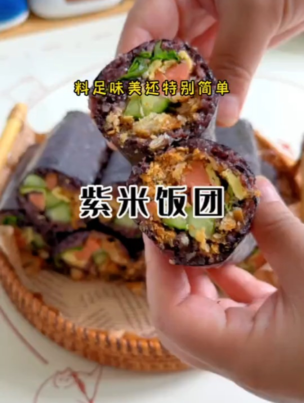 孩子们想吃饭团,自己在家做,喜欢什么加什么,料超足