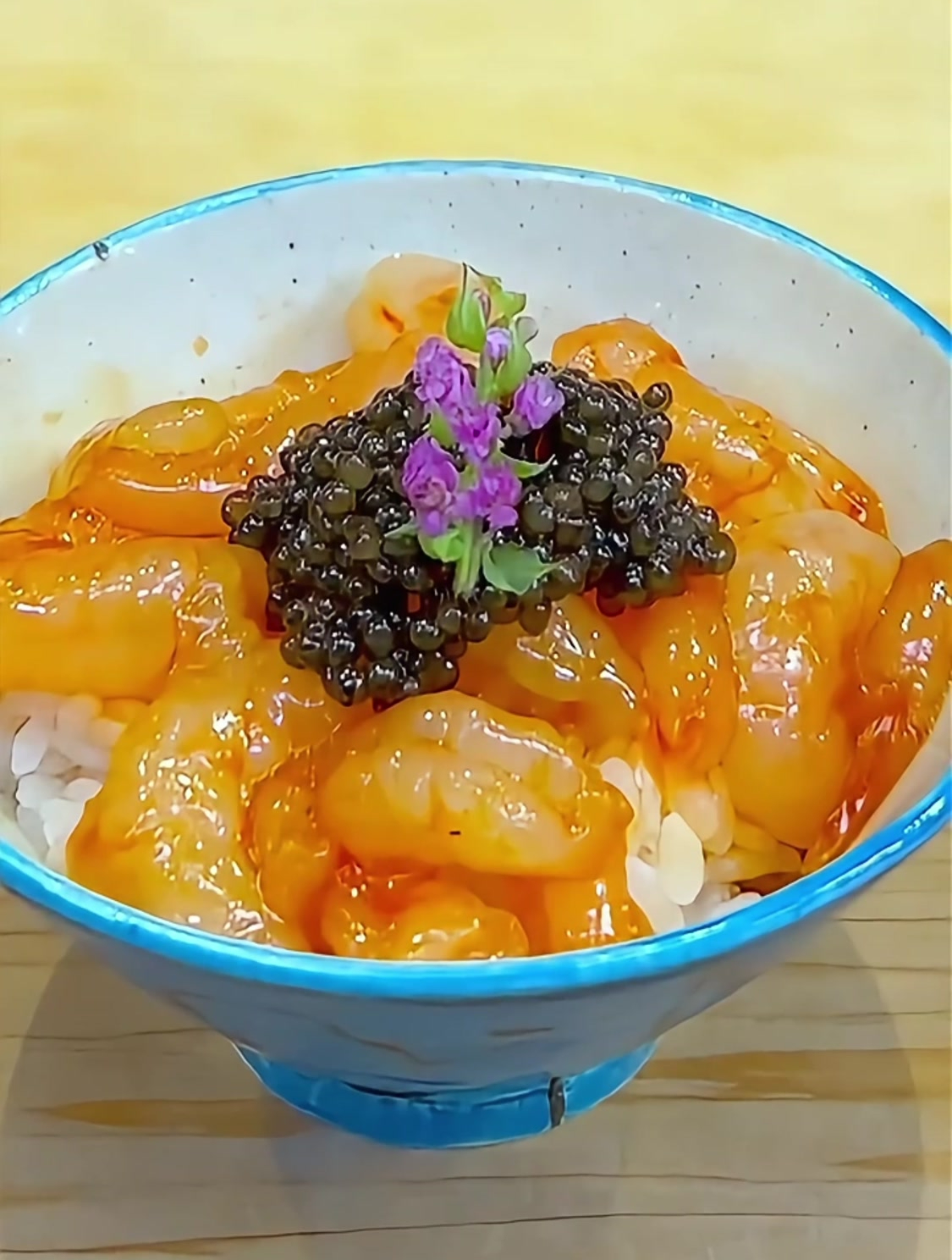 日式甜虾鱼子酱盖饭:舌尖上的深海盛宴