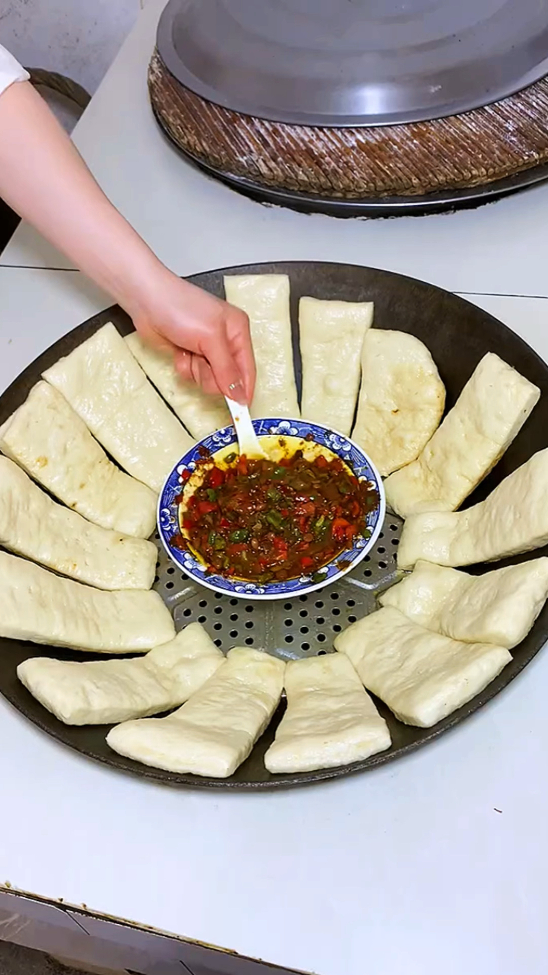 制作好吃美味的锅贴馍出锅了