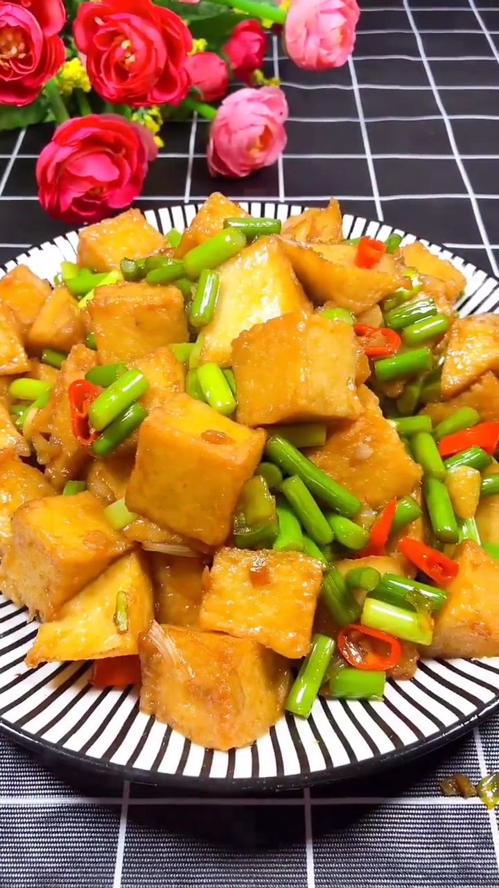 鱼豆腐这样做才好吃,加入蒜薹爆炒,别提有多香了