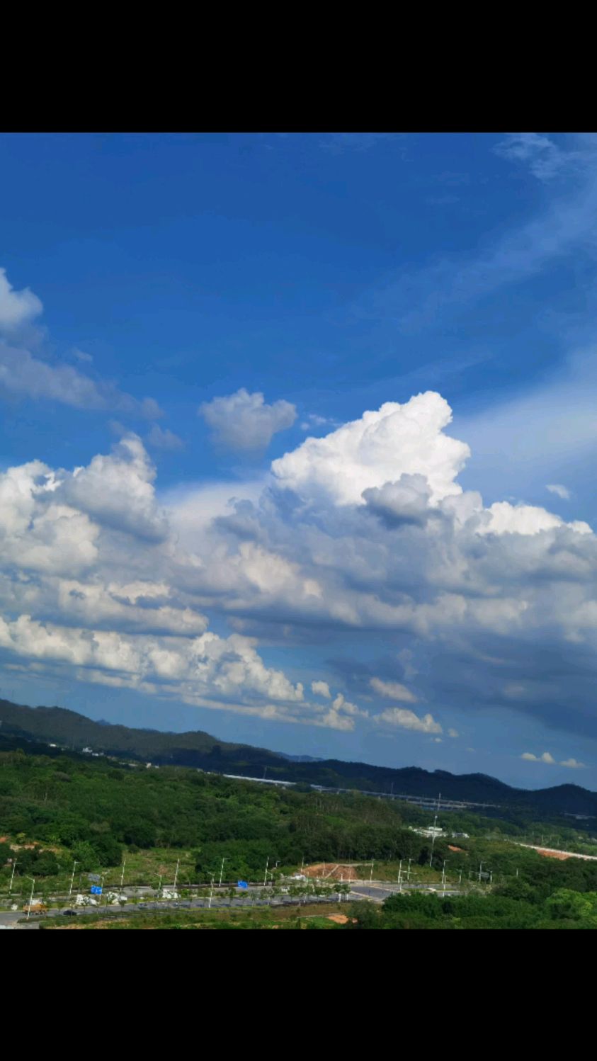 惬意的时候,来一杯奶茶,眺望远空