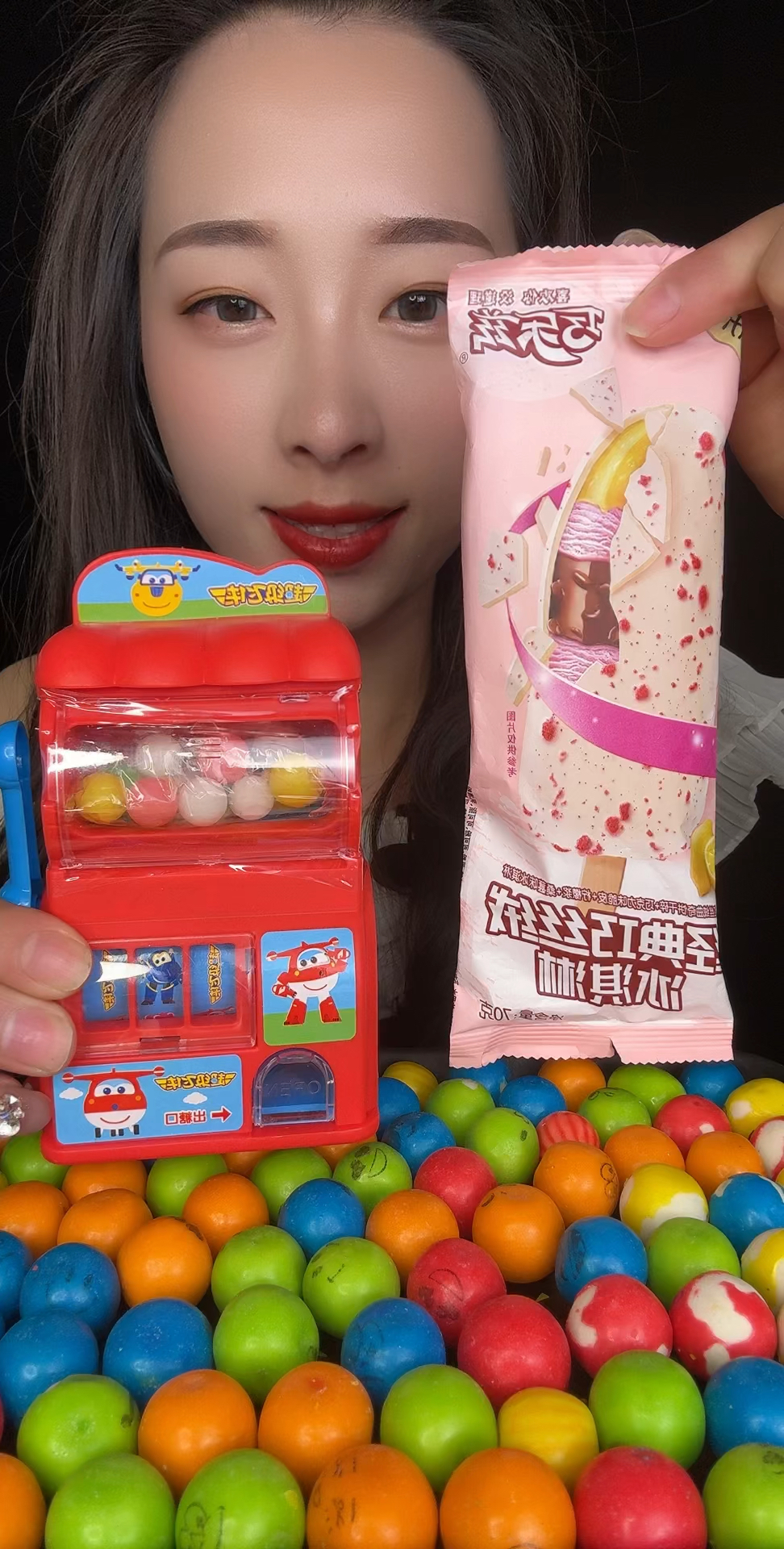 今天我们来吃冰激凌,你喜欢草莓味吗?