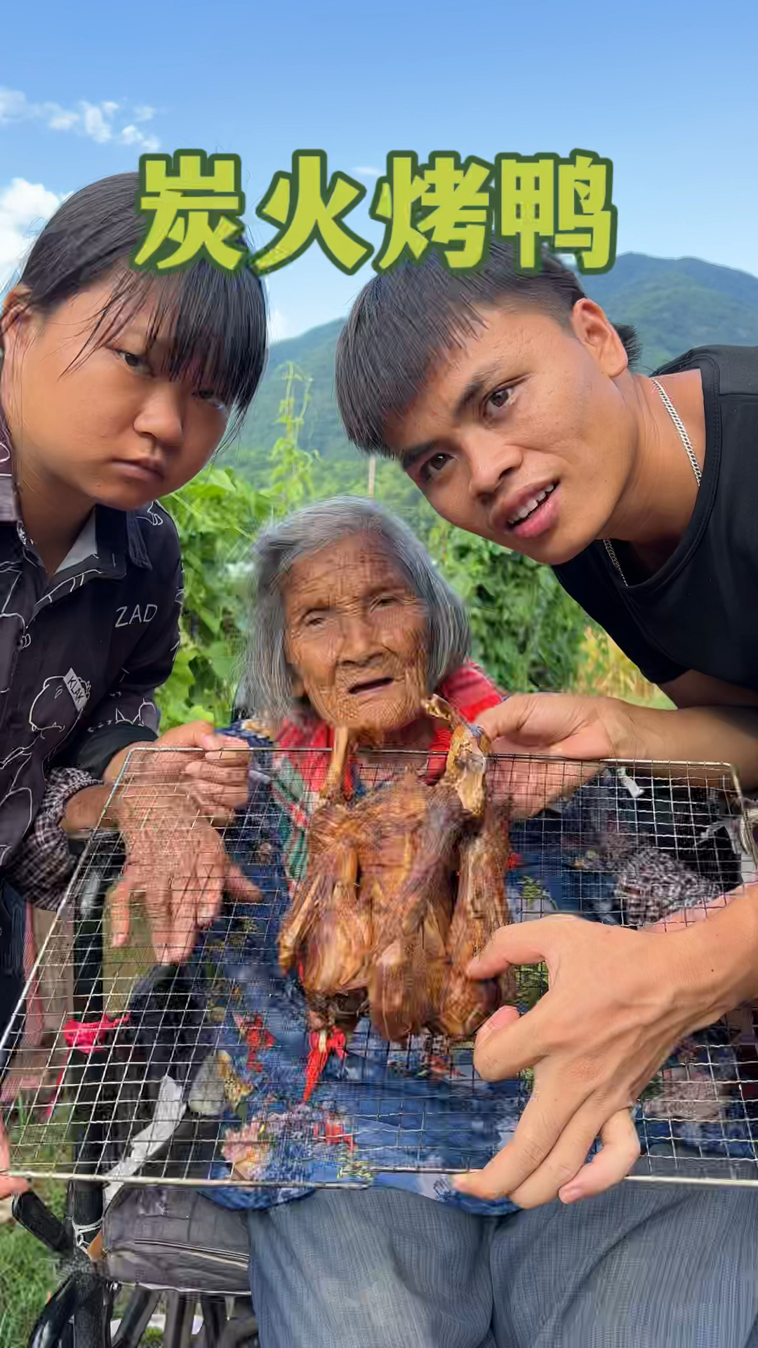 鸭子不用拿来炖了,学一下老十这炭火烤鸭简直太香了。