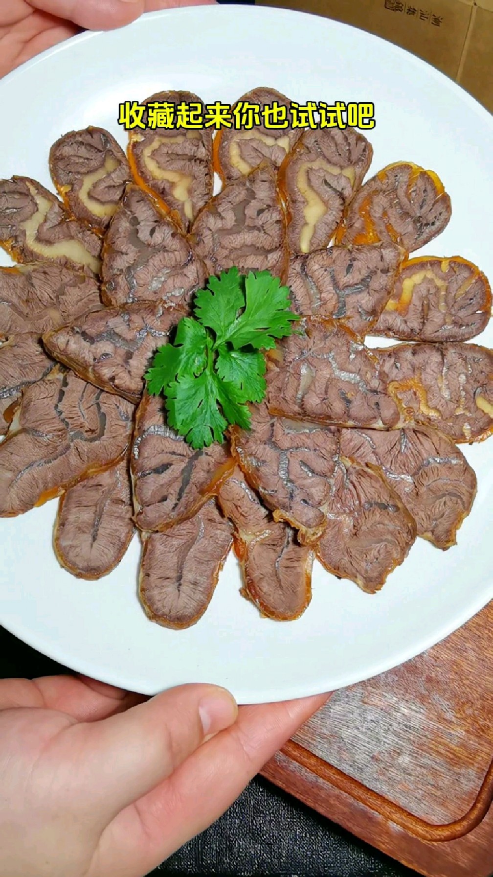 周末给孩子们卤了一锅牛腱子肉,卤的时候满屋飘香,做法也简单