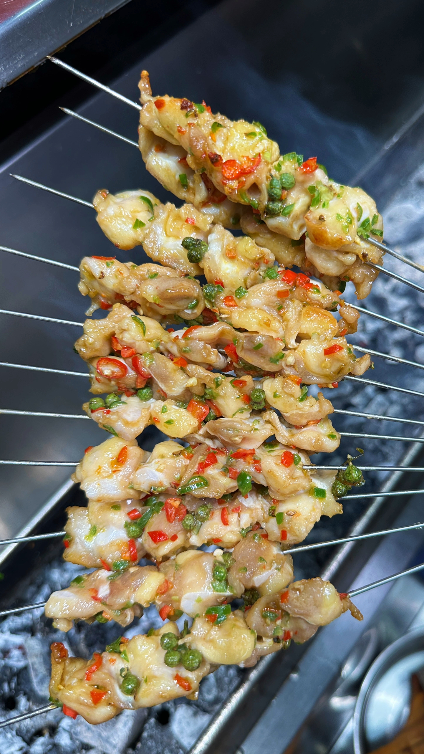 烧烤店的特色菜品藤椒鸡脆骨