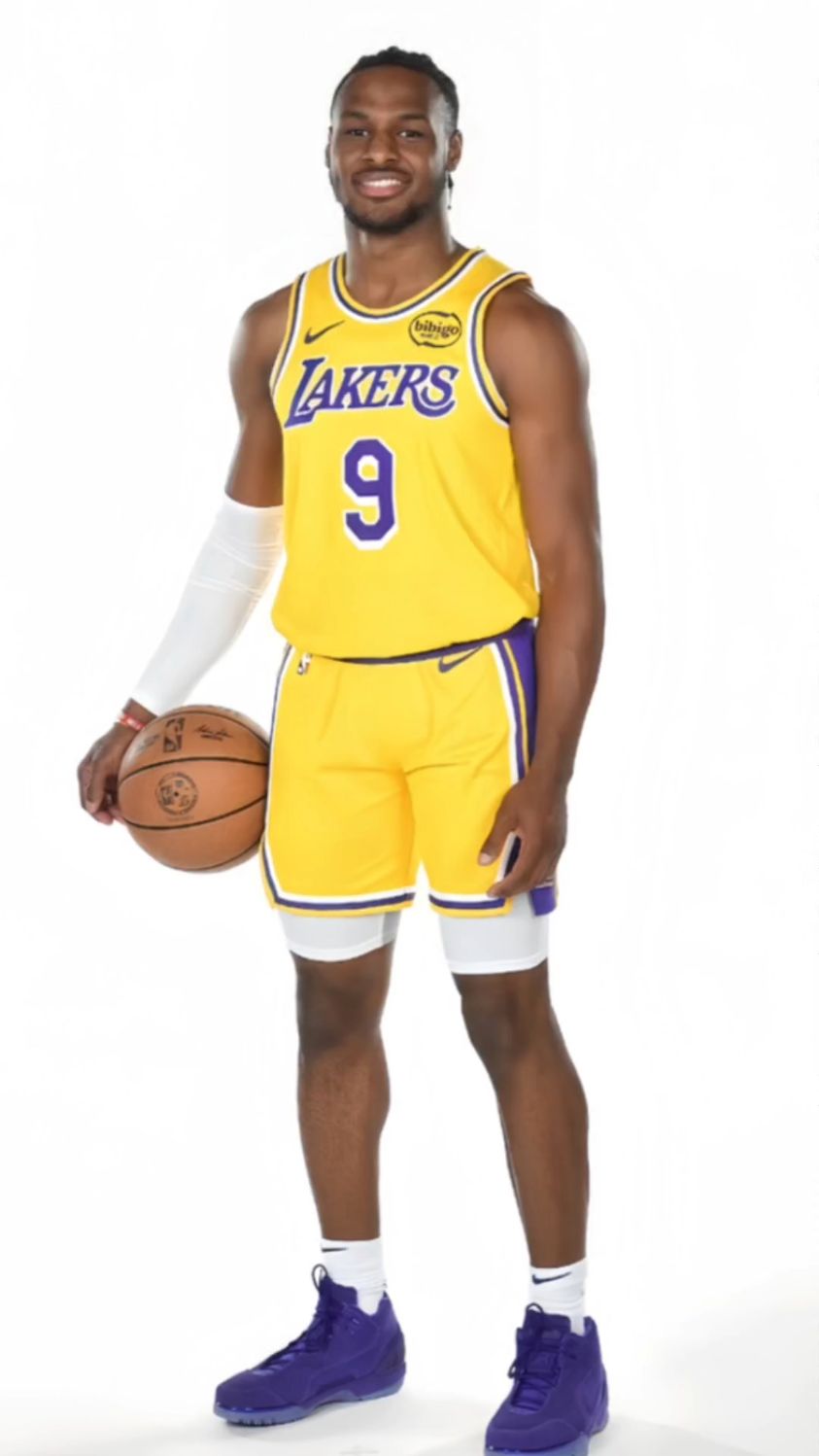 布朗尼到现在还戴着Gigi的纪念手环,还记得当初盼着看后仰劈扣吗