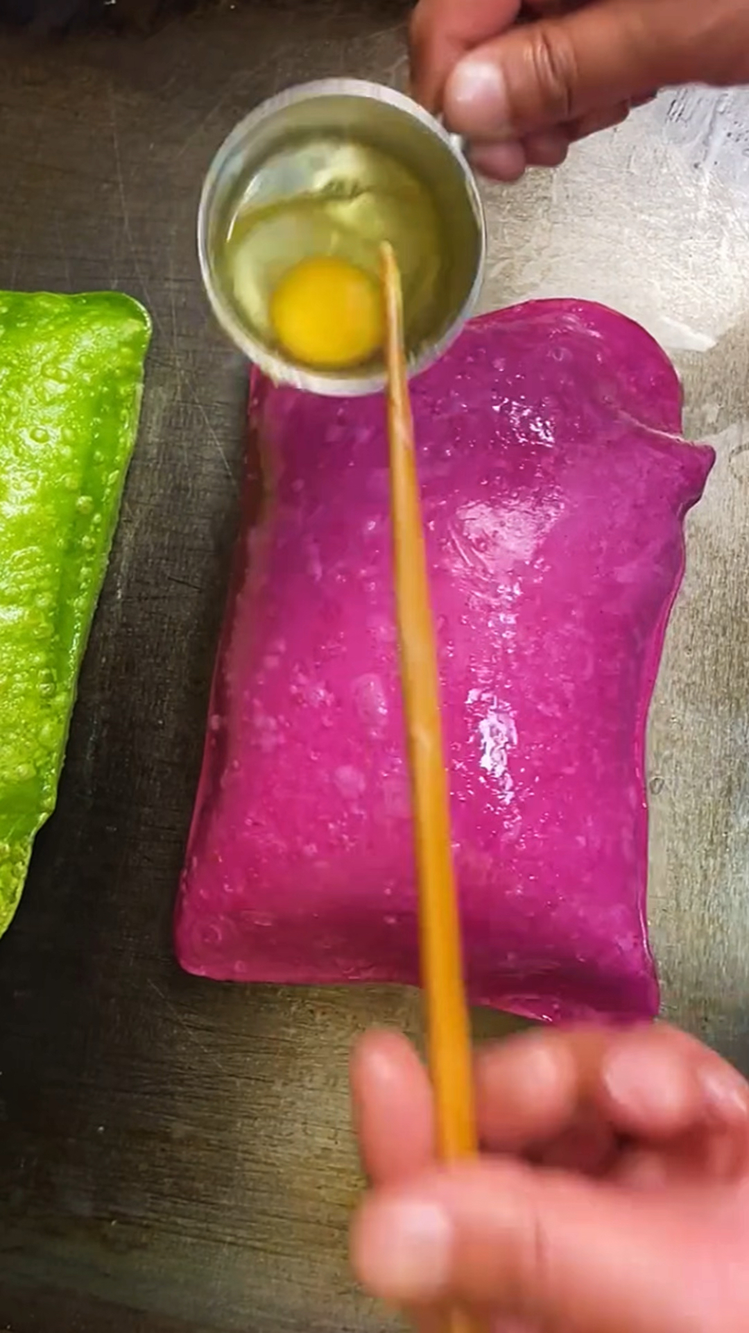 制作红色面的鸡蛋灌饼