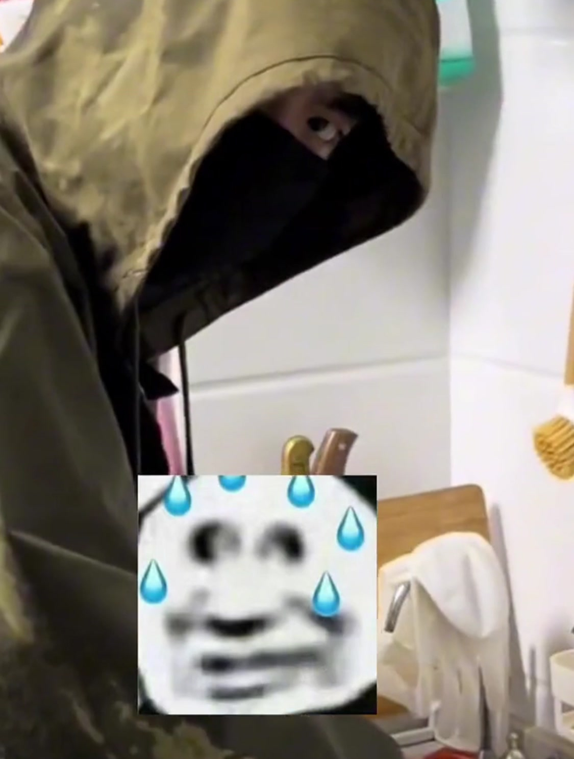 女友晒男朋友去厨房做鲫鱼汤。有一种雨夜屠夫既视感