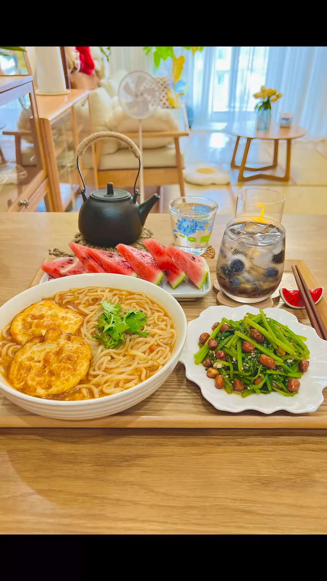 一人食vlog:荷包蛋番茄面|茼蒿拌花生|蓝莓气泡水