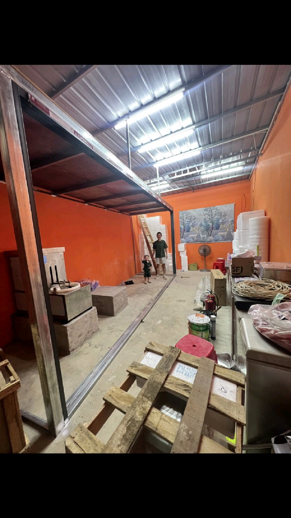 做了一间阁楼,楼上放泡沫箱,楼下为锤肉机做空调房。