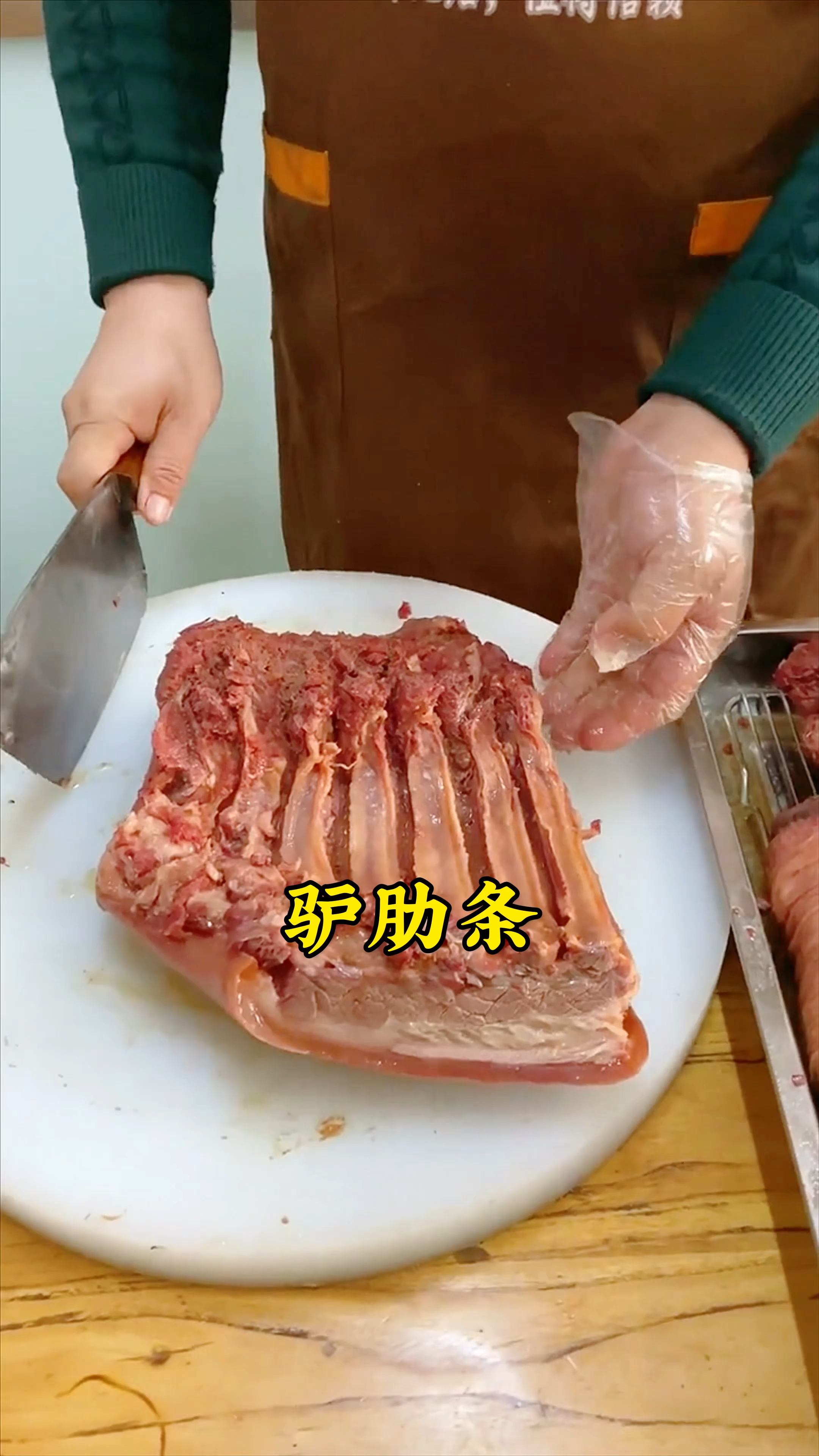 刚卤好的驴肉,这驴肋条还是带皮的,肥瘦相间,吃着得劲的很!