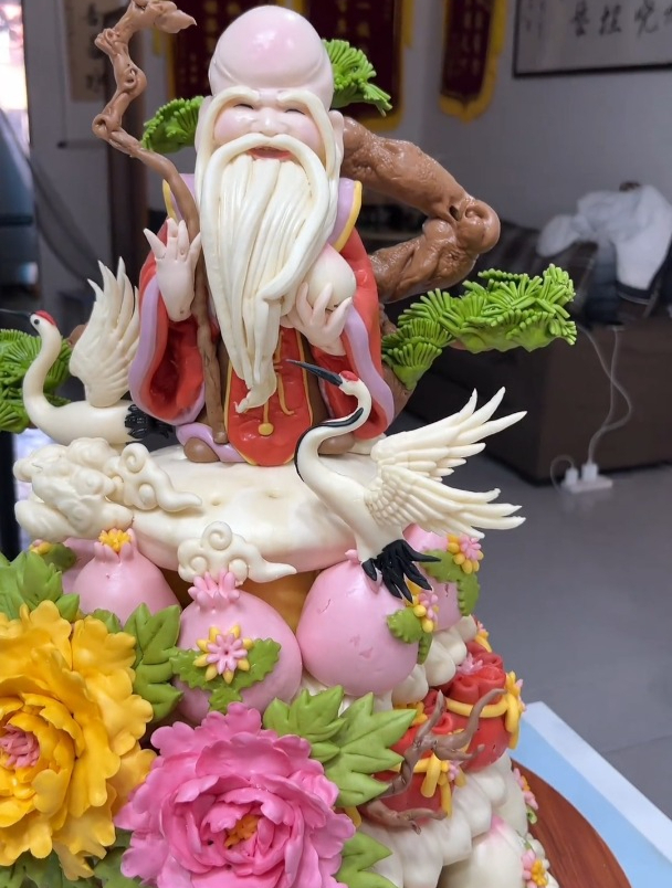 今天做一套高端中式祝寿蛋糕,老寿星生动可爱,太慈祥了!