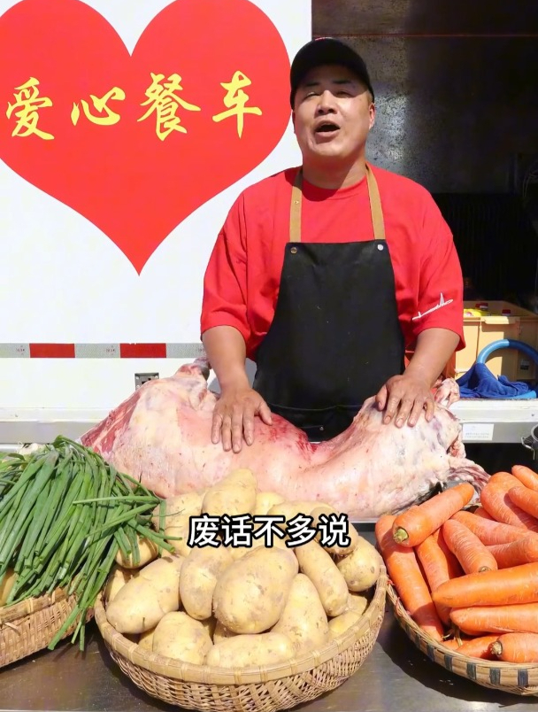 今天给老人做《羊肉炖土豆》老人知道我是来做饭的