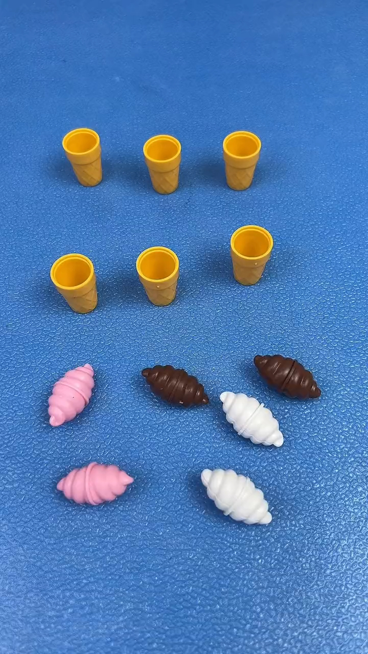 制作冰激凌!有巧克力味的 草莓味的 原味的!