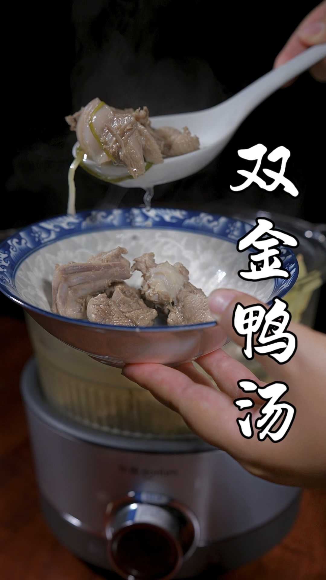 老人常说夏天一只鸭胜过十只鸡,炖汤时加一把农村野草,好处太多