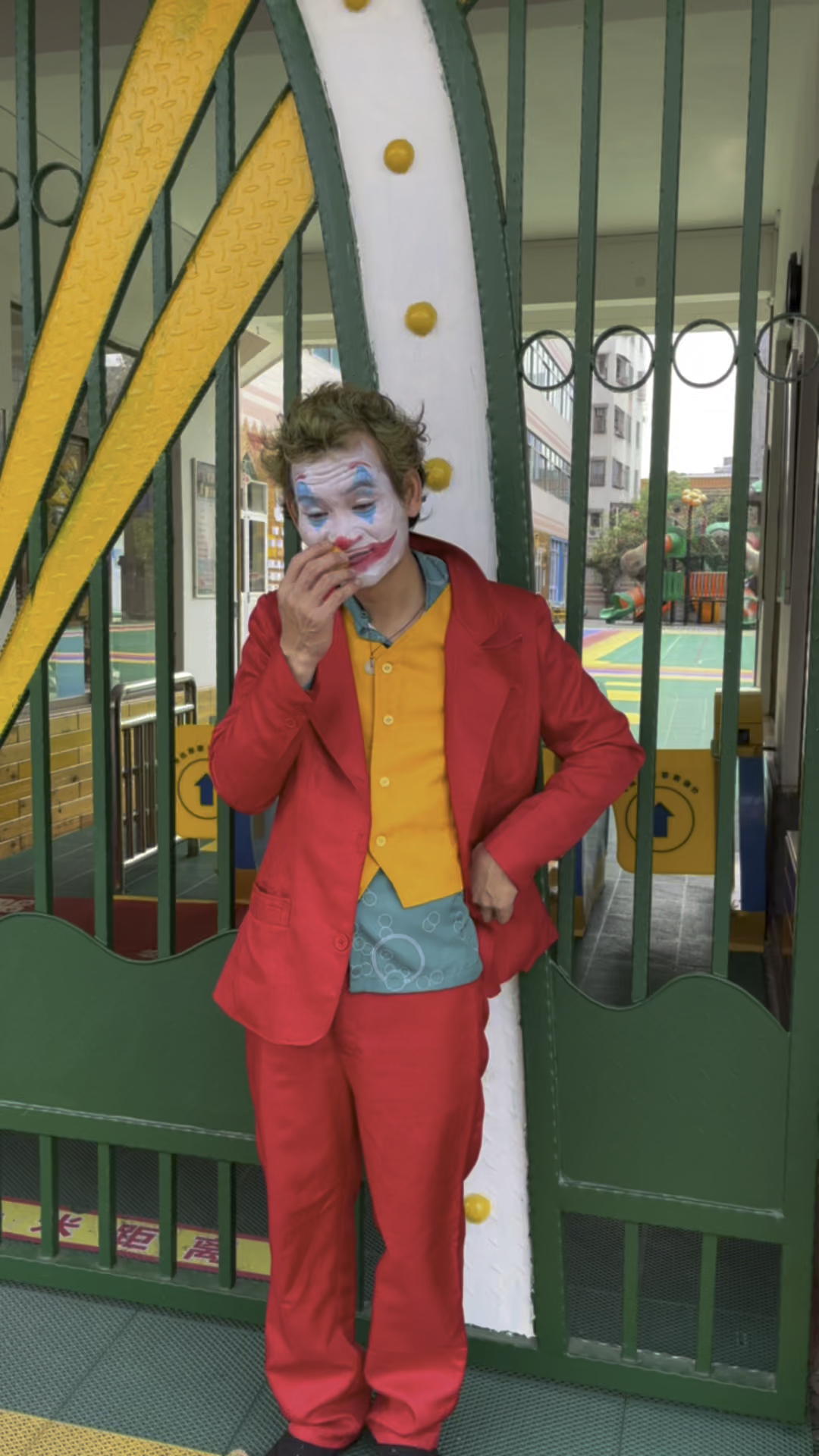 小丑吃小蛋糕请勿模仿