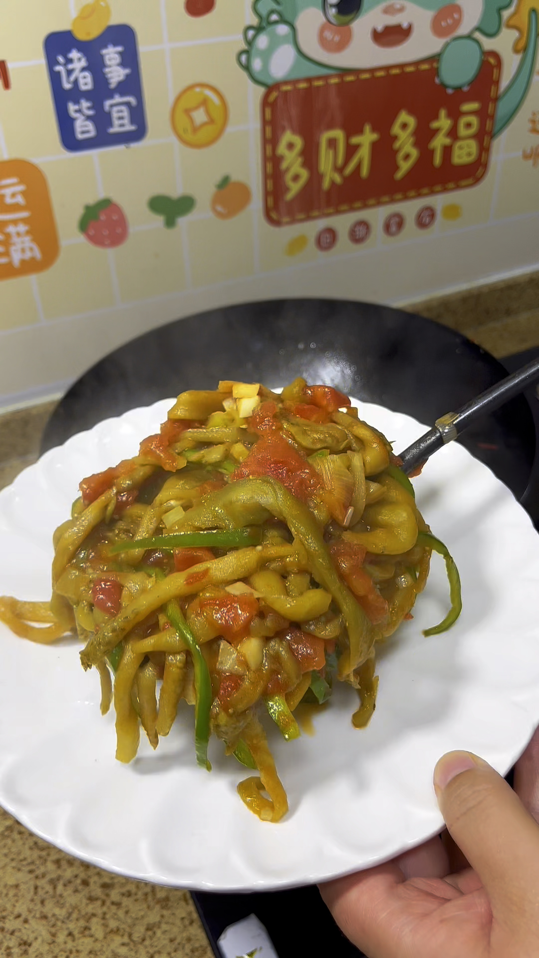 青椒炒茄丝,非常清爽的一道菜,加了西红柿炒出来好吃还不发黑。