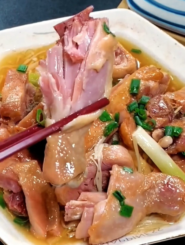 这腊鸡腿上锅直接蒸,味道简直好吃又下饭