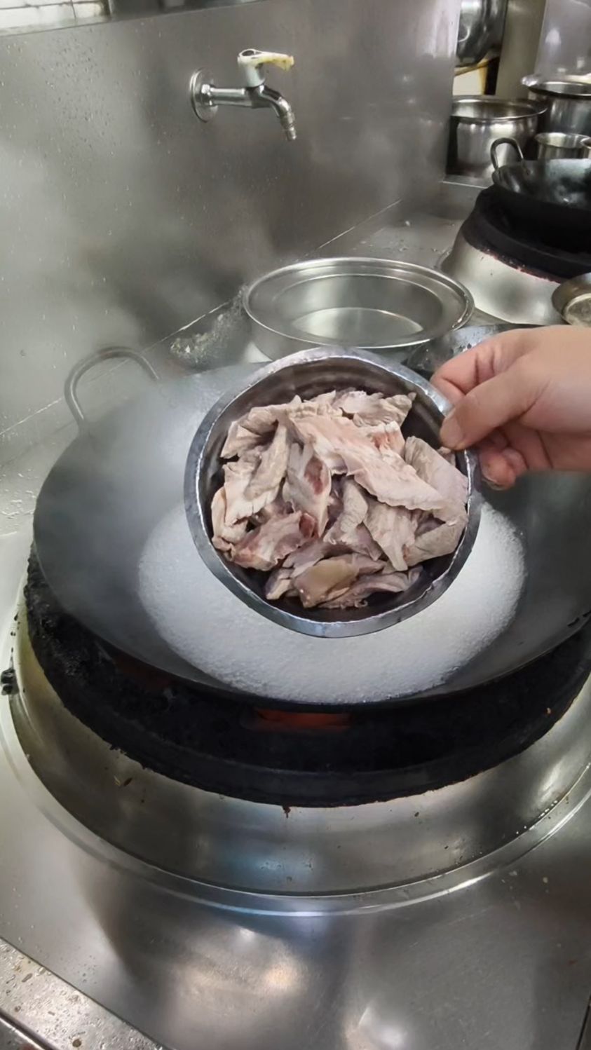 尖椒炒牛肠教程。