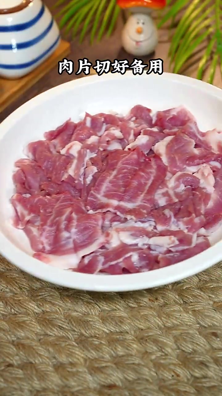 试下这个金针菇沙茶肉片煲,香味扑鼻,好吃又下饭