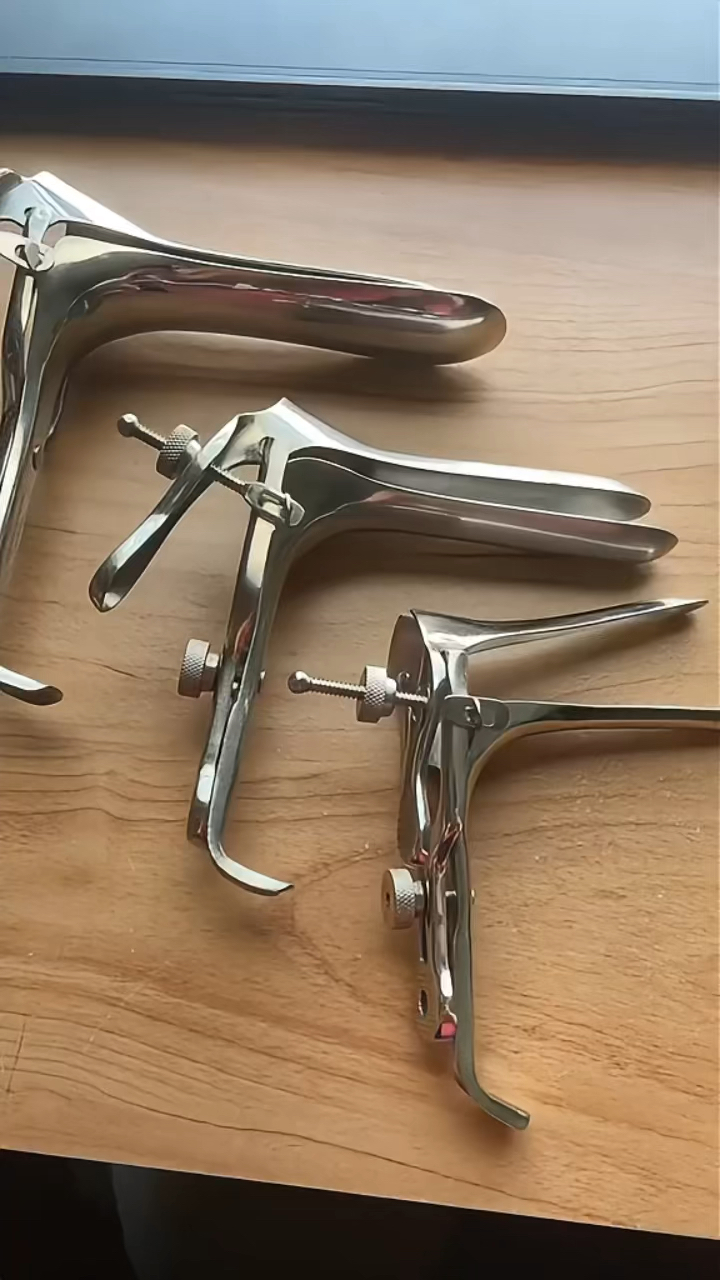 医学生展示不同尺寸的鸭嘴钳子