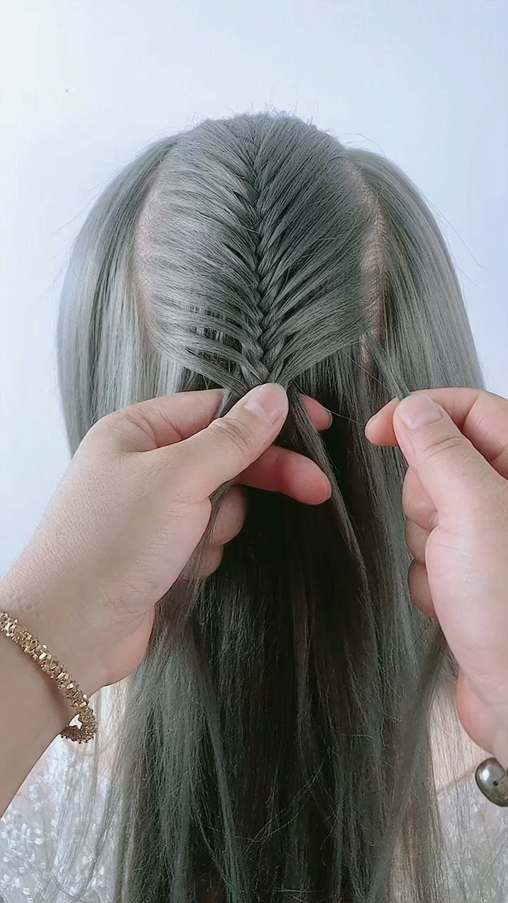 鱼骨辫的正确编法
