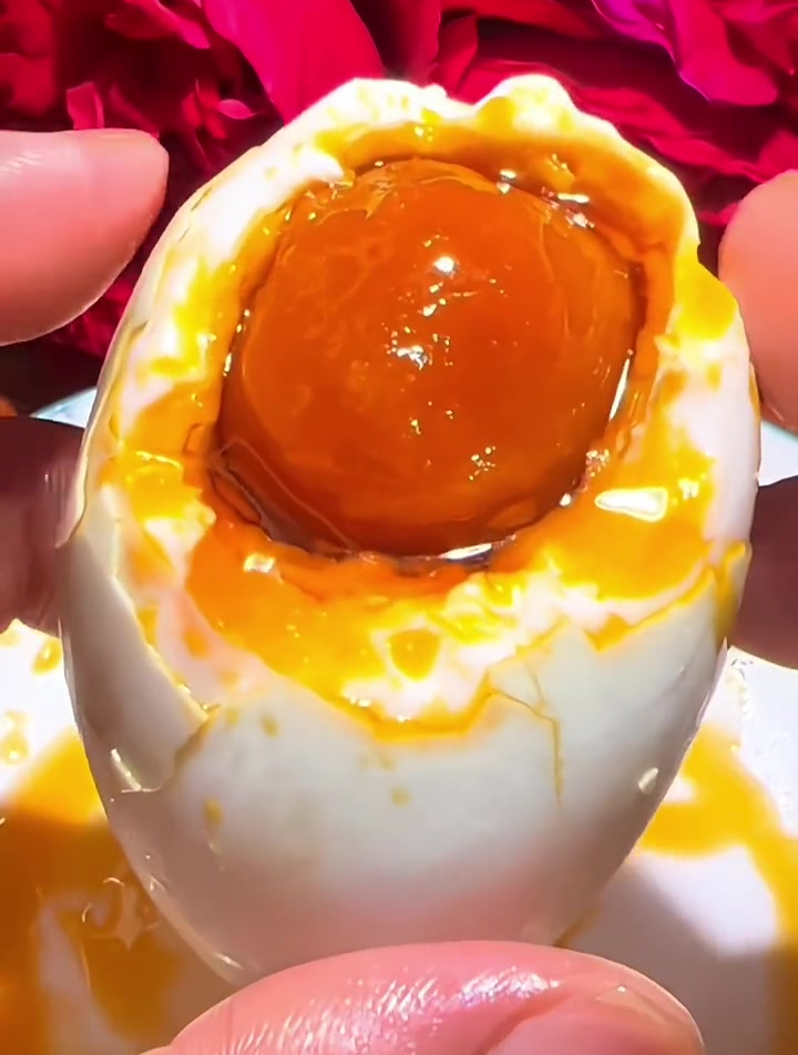 不太咸的咸鸭蛋,蛋黄流油起沙,蛋白微微咸香,趁热配饭吃更香