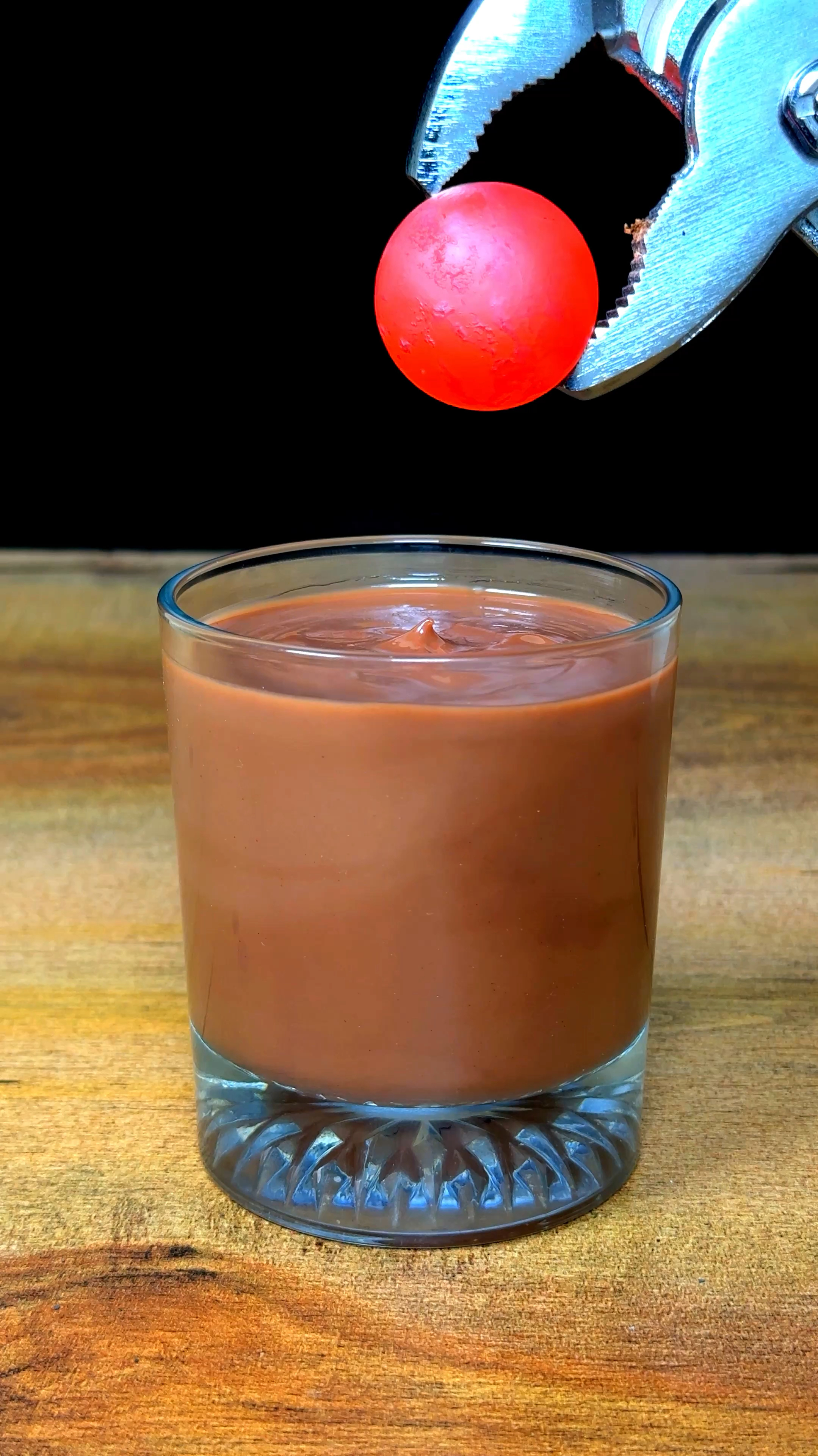 被热球烫的冒蓝光的巧克力奶昔