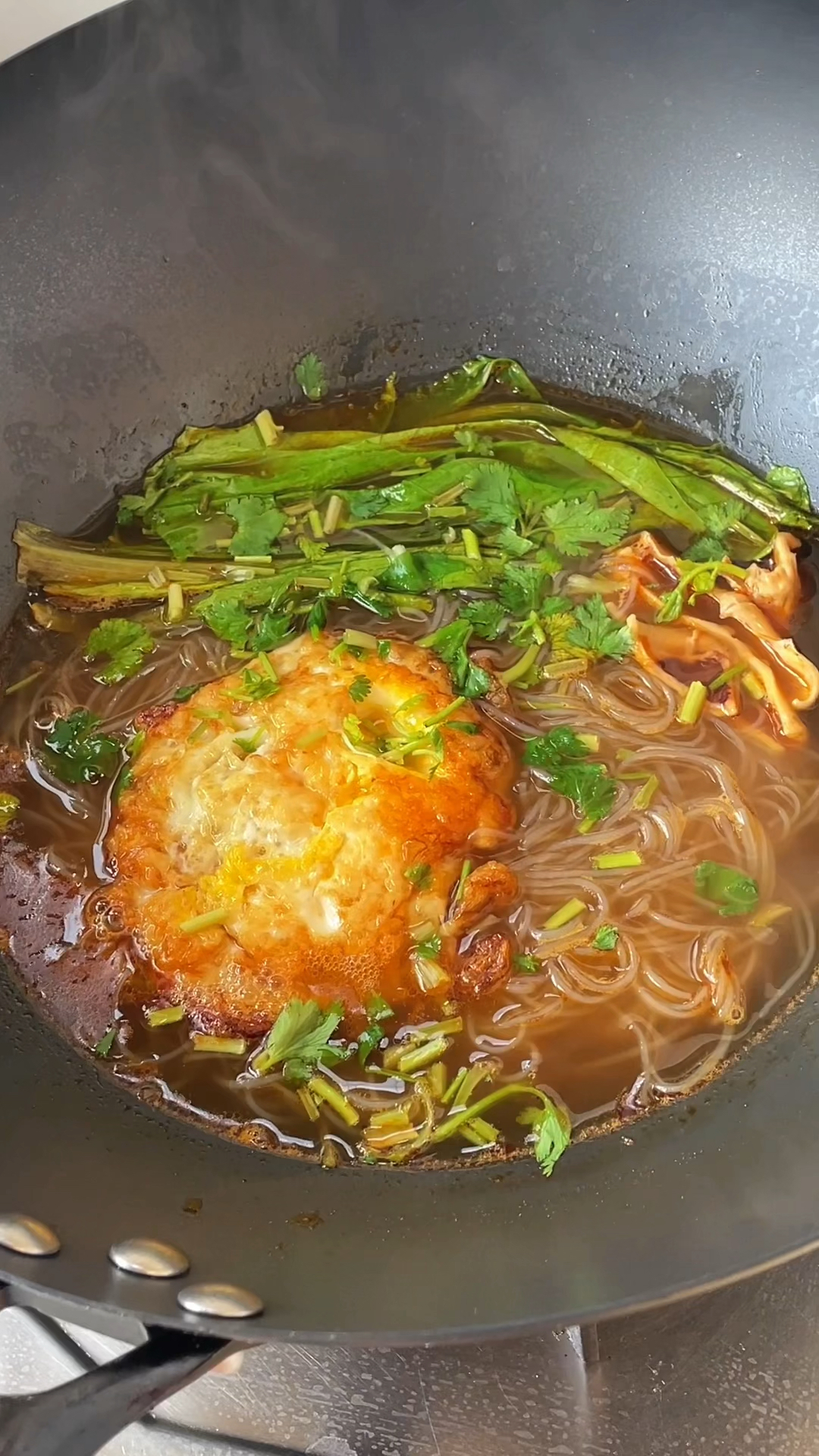 自己煮的鱿鱼米线也是嘎嘎香
