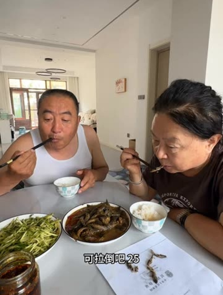 老妈家又开饭了,今天泥鳅炖茄子