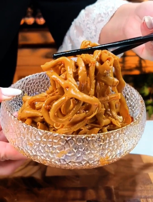 香香辣辣的卤鸭肠,追剧下酒吃它好过瘾