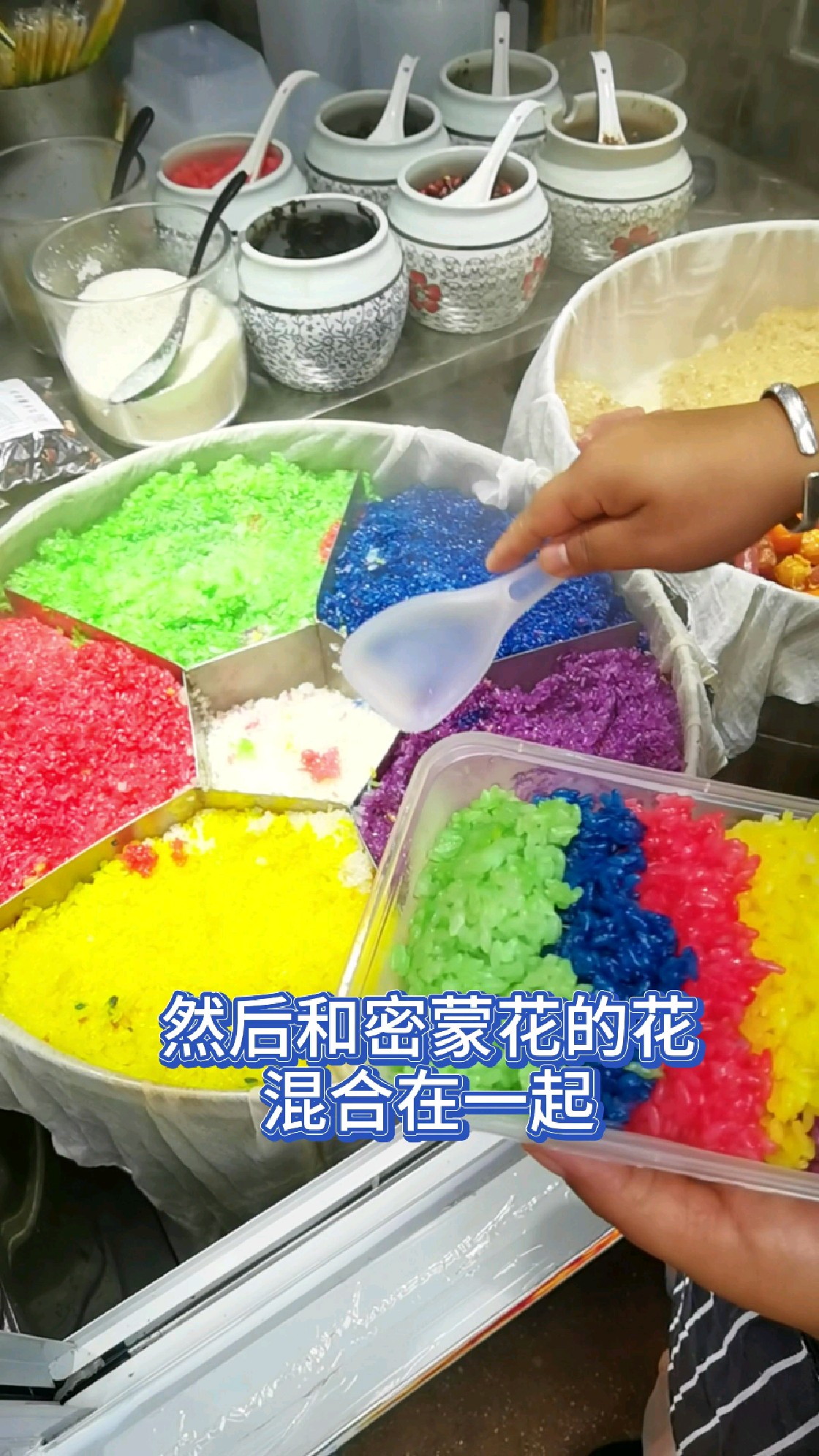 昆明嫂子街头卖七彩糯米饭,五颜六色一份10块,外地人真没见过