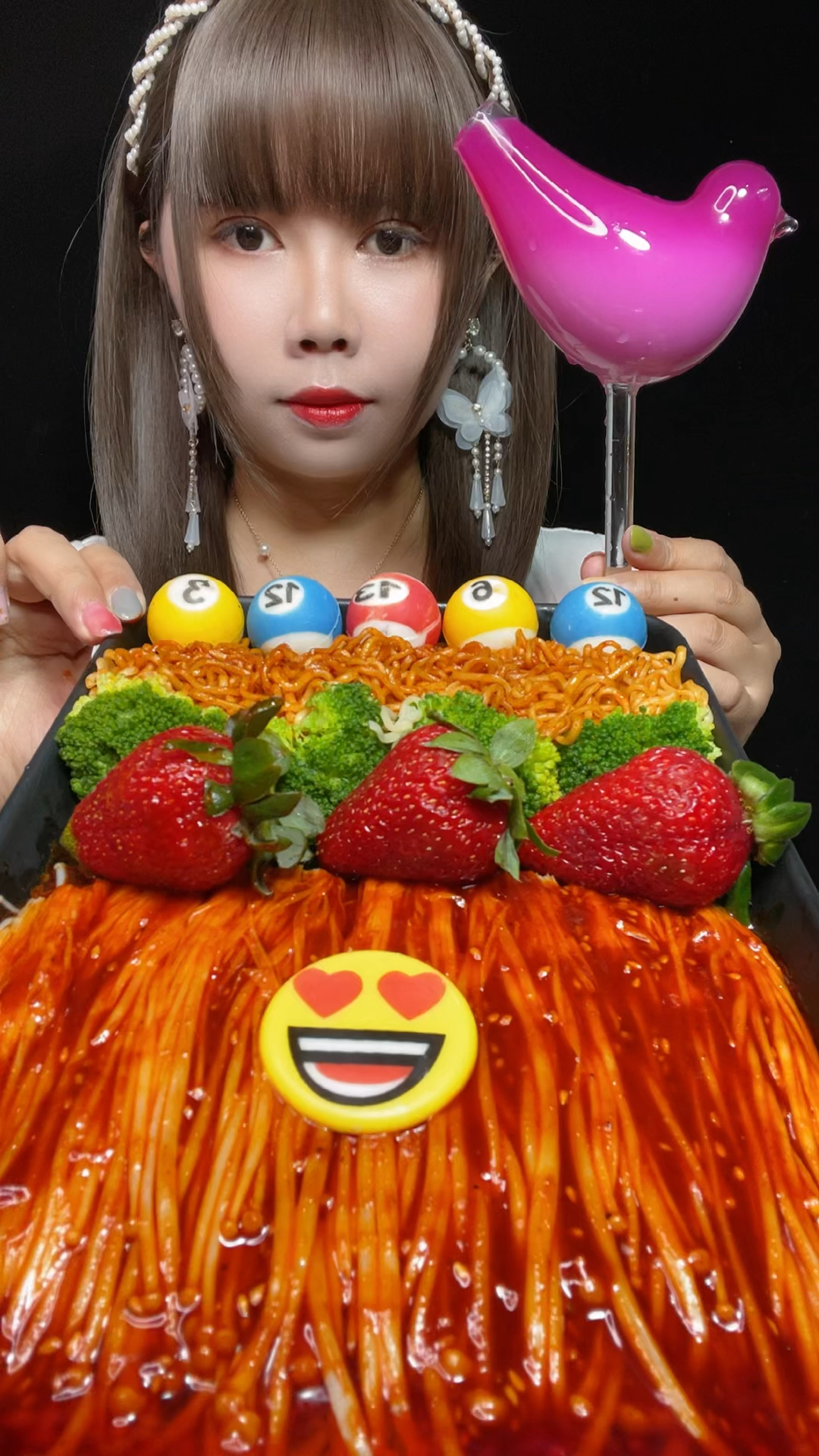 小鸟声控,火鸡面草莓拼盘,超级辣