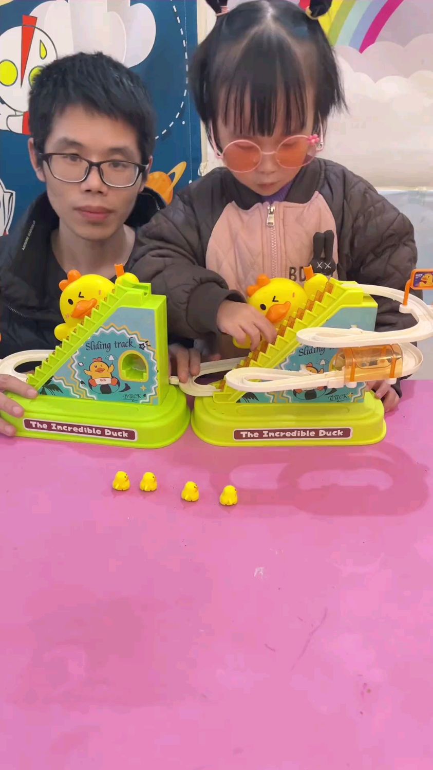 依依的小鸭子爬楼梯玩具