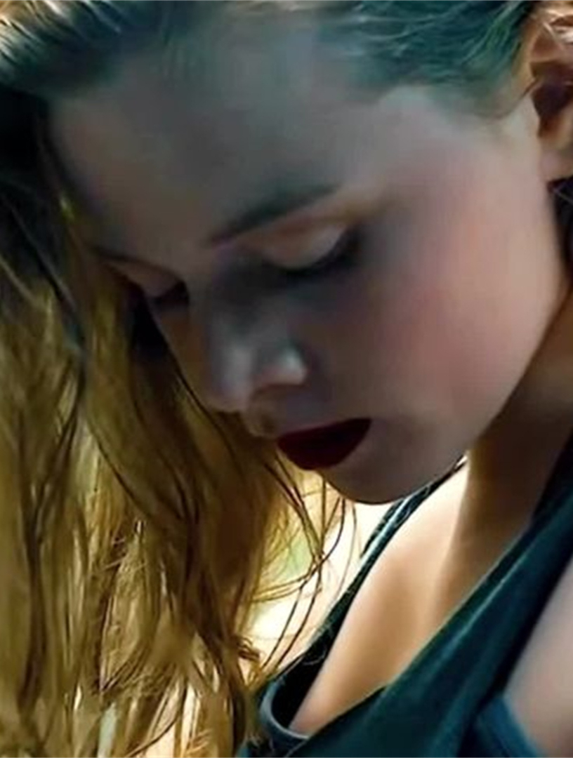 美女突发变异,进化成了美人鱼奔向大海,居然生吃金鱼