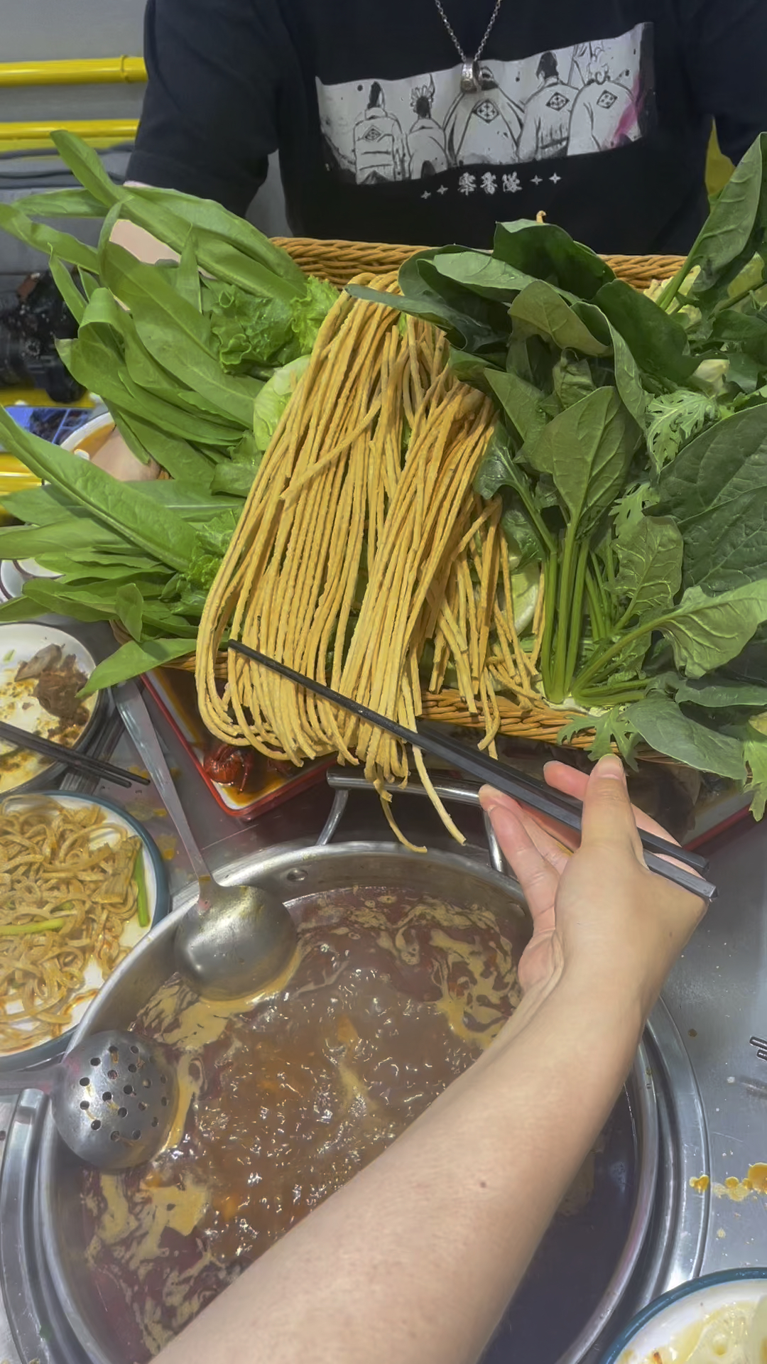 郑州砂锅红焖羊肉,吃完下点馓子和蔬菜,这锅菜真是过瘾