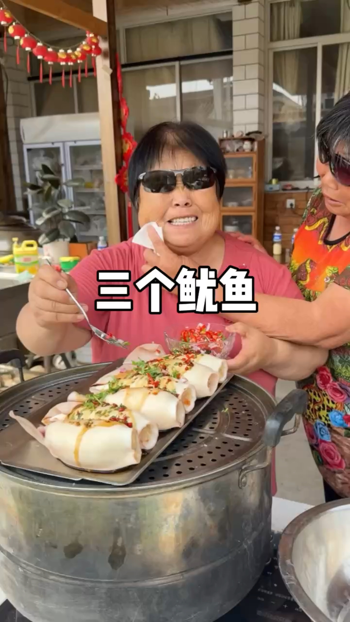 这是我们三个研究的三个鱿鱼包饭