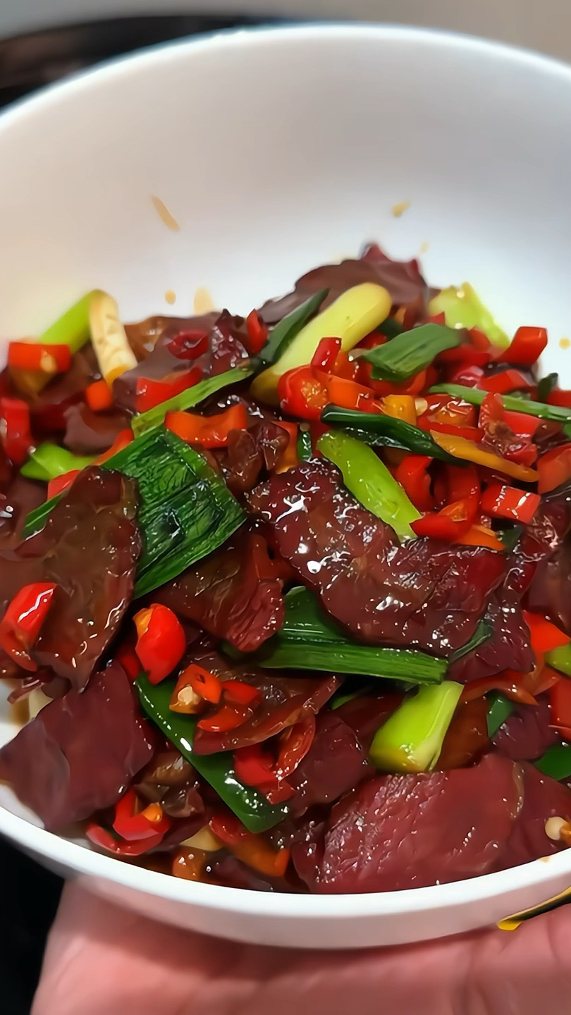 这道菜我真的太爱了,腊牛肉的香味配上大蒜叶别提有多好吃!